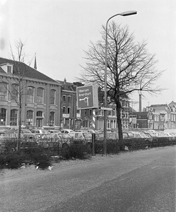 857509 Afbeelding van een wegwijzer op de Weerdsingel W.Z. te Utrecht, met daarachter het parkeerterrein op de plaats ...
